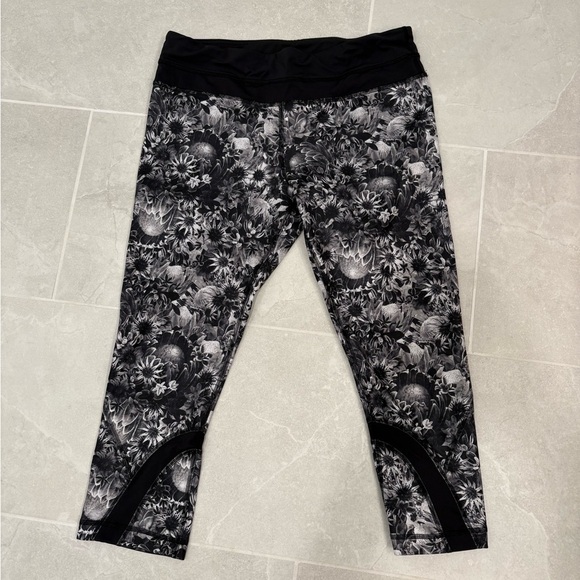 Lululemon Run Inspire Crop II in Flowabunga Black Angel Wing Size 10 - Picture 3 of 12